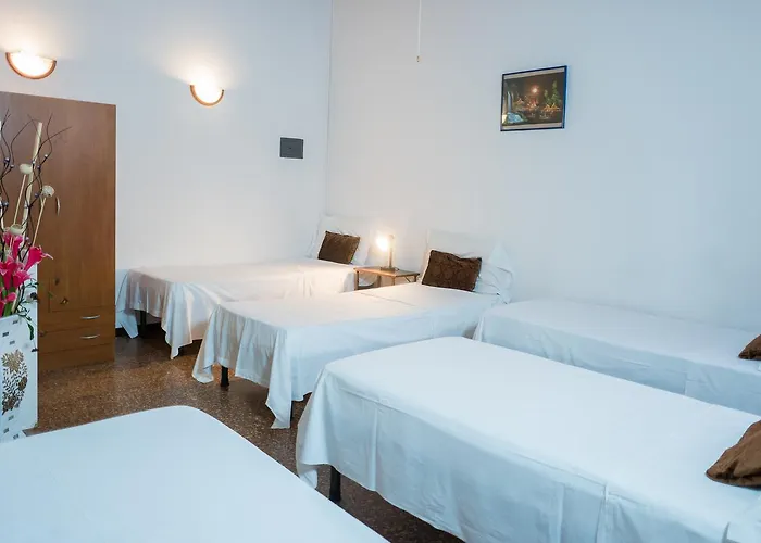 招待所 Backpackers House 2*