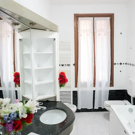 Backpackers House 2*